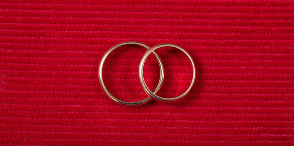 Egy Pár Arany Jegygyűrűt Vörös Bársony Alapon Felülnézet — Stock Fotó