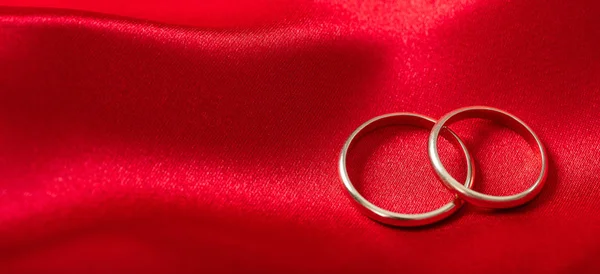 Pair Golden Wedding Rings Red Satin Background Banner Copy Space — Stock Photo, Image