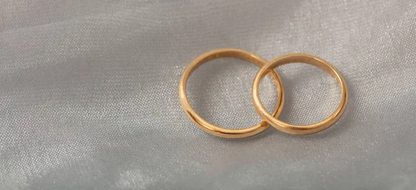 Egy Pár Arany Jegygyűrűt Fehér Háttér Másol Hely — Stock Fotó