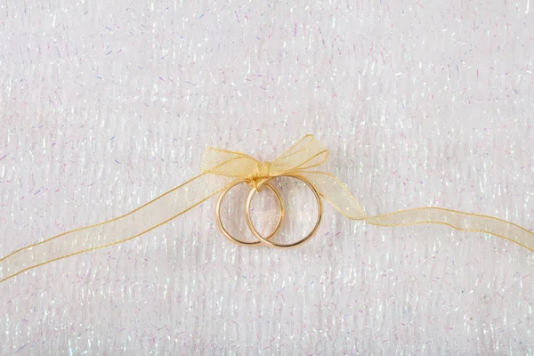 Egy Pár Arany Jegygyűrűt Fehér Fényes Háttéren Másol Hely Arany — Stock Fotó