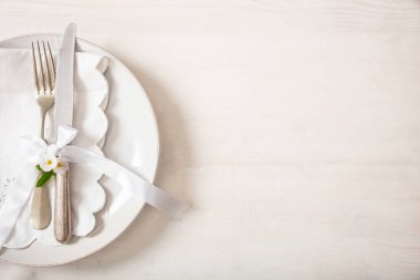 Tatil yemek. İki boş tabak, gümüş çatal ve bıçak, kopya alanı yer sofra
