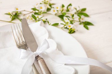 Tatil yemek. İki boş tabak, gümüş çatal ve bıçak, closeup görünümü yer sofra