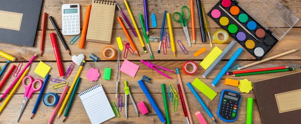 Retour École Fournitures Scolaires Sur Fond Bois Bannière Vue Dessus — Photo