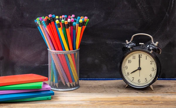 Ora Andare Scuola Forniture Scolastiche Sveglia Scrivania Legno Sfondo Lavagna — Foto Stock