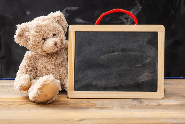 Torniamo Scuola Orsacchiotto Lavagna Bianca Con Cornice Scrivania Legno Spazio — Foto Stock