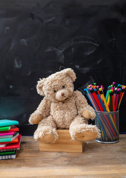 Torniamo Scuola Orsacchiotto Matite Colorate Quaderni Sfondo Lavagna Spazio Copia — Foto Stock