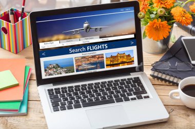 Uçuşlar online rezervasyon ve rezervasyon. Arama uçuşlar bilgisayar dizüstü bilgisayar ekranında, office Resepsiyon arka plan.