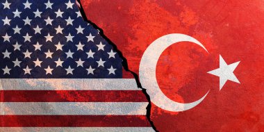 ABD ve Türkiye ilişkileri. Amerikan ve Türk bayrakları kırık arka plan duvar. 3D çizim