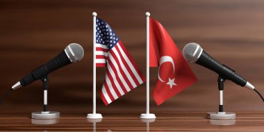 ABD ve Türkiye ilişkileri. Amerika ve Türkiye'de minyatür bayrakları ve mikrofonlar ahşap arka plan üzerinde bizi. 3D çizim