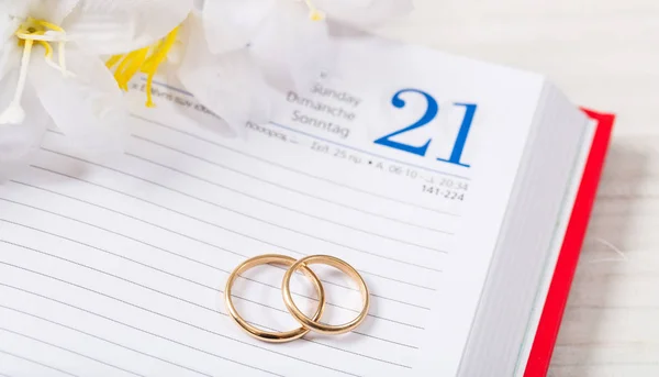 Planlama Evlilik Kavramı Bir Takvim Bir Beyaz Tahta Masa Üstü — Stok fotoğraf