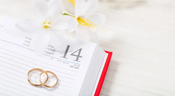 Planlama Evlilik Kavramı Bir Takvim Bir Beyaz Tahta Masa Üstü — Stok fotoğraf