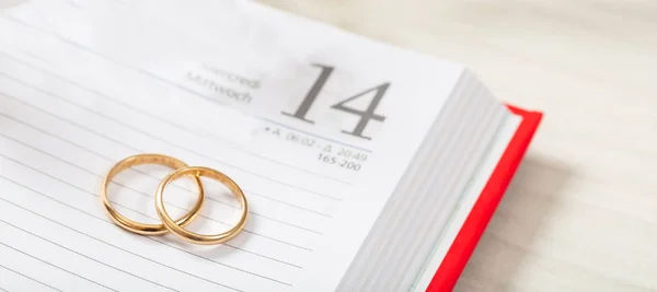 Planlama Evlilik Kavramı Altın Alyans Üstten Görünüm Üzerinde Bir Takvim — Stok fotoğraf
