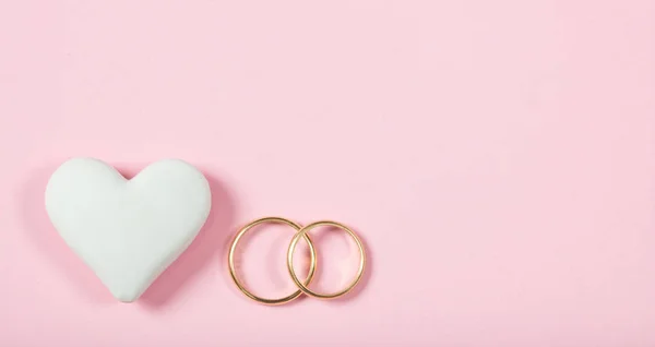 사랑과 개념입니다 반지의 평면도 분홍색 배경에 — 스톡 사진