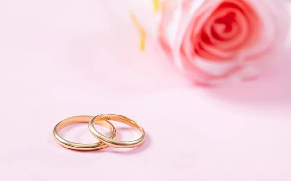 Love Marriage Concept Close View Golden Wedding Rings Blurry Pink — Stock Photo, Image