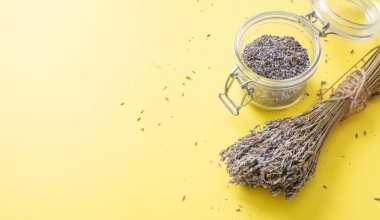 Otlar kavramı. Üstten görünüm kurutulmuş lavanta buket sarı masa üstü arka plan ve cam.