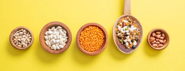 Konzept Für Gesunde Ernährung Sortiment Hülsenfrüchte Holzschalen Auf Gelbem Hintergrund — Stockfoto