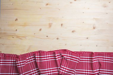 Ahşap arka plan, kopya alanı üzerinde kırmızı ve beyaz kareli piknik masa örtüsü
