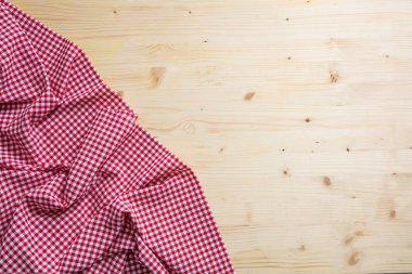 Ahşap arka plan, kopya alanı üzerinde kırmızı ve beyaz kareli piknik masa örtüsü