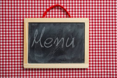 Menü kavramı. Blackboard ile el yazısı metin menü, kırmızı kareli piknik masa örtüsü