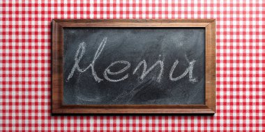 Kırmızı kareli piknik masa örtüsü, metin için yer menüsünden metin ile siyah kara tahta. 3D çizim