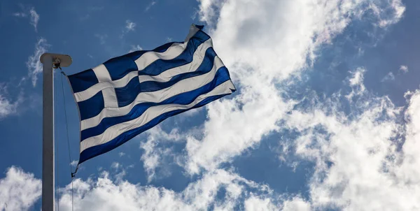 Griekse Vlag Vlaggenmast Zwaaien Blauwe Bewolkte Hemelachtergrond — Stockfoto