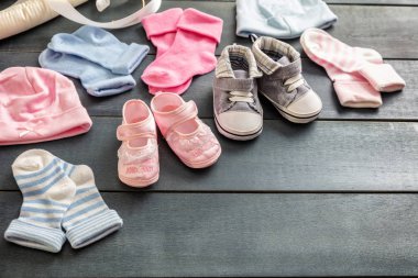 İkiz bebek duş kavramı. Bebek erkek ve kız çocuk ayakkabı ve çorap mavi ahşap arka plan, kopya alanı