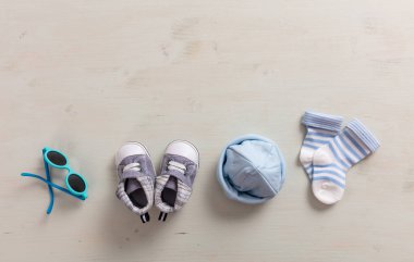 Bebek Çocuk duş kavramı üzerinde ahşap arka plan, kopya alanı, üstten görünüm