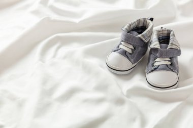 Bebek Çocuk patik, duş davetiye kavramı üzerinde beyaz saten, alanı Kopyala