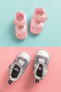 Pastel renkler arka plan, üstten görünüm üzerinde bebek erkek ve kız çocuk ayakkabı