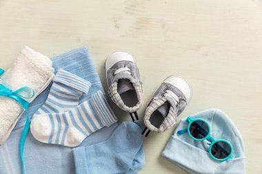 Bebek Çocuk duş kavramı üzerinde ahşap arka plan, kopya alanı, üstten görünüm