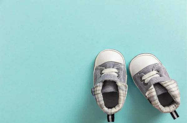 Zapatos Bebé Niño Concepto Invitación Ducha Sobre Fondo Azul Pastel — Foto de Stock