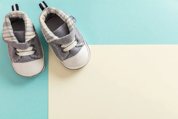 Zapatos Bebé Niño Concepto Invitación Ducha Sobre Fondo Colores Pastel — Foto de Stock