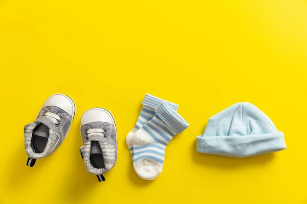 Baby Boy Shower Konzept Auf Leuchtend Gelbem Hintergrund Kopierraum Draufsicht — Stockfoto
