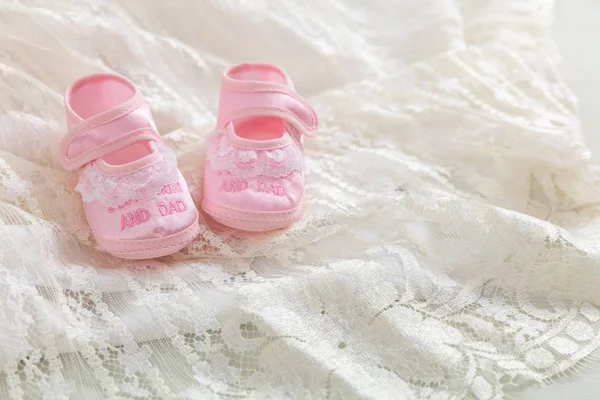 Sapatos Menina Bebê Conceito Convite Chuveiro Laço Branco Espaço Cópia Imagem De Stock