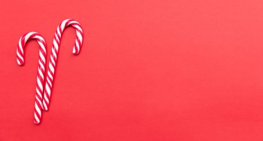 Noel zamanı. Baston şekerler kırmızı arka plan, kopya alanı üzerinde