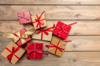 Noel zamanı. Hediye kutuları ahşap arka plan, kopya alanı, kırmızı şeritler ile görünümü top