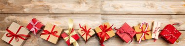 Noel hediye kutuları ahşap arka plan, afiş, kopya alanı, kırmızı şeritler ile ana sayfa görünümü