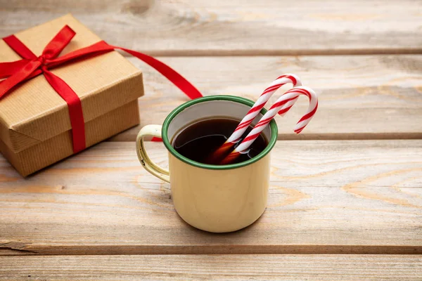 Karácsonykor Csésze Kávét Édességet Vesszők Piros Szalaggal Háttér Másol Hely — Stock Fotó