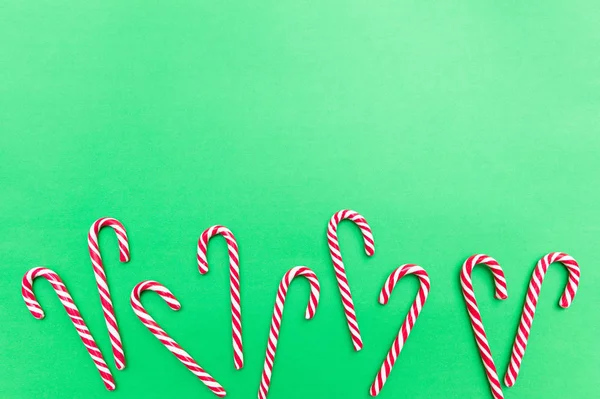 圣诞节时间 绿色背景糖果手杖 复制空间 — 图库照片