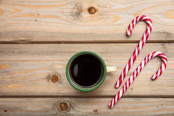 Karácsonykor Édességet Vesszők Egy Csésze Kávét Fából Készült Háttér Másol — Stock Fotó