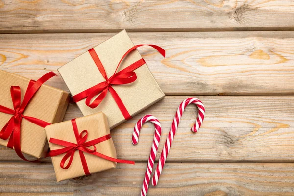 Navidad Cajas Regalo Con Cinta Roja Bastones Caramelo Sobre Fondo — Foto de Stock