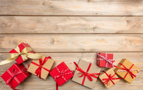 Kersttijd Geschenkdozen Met Rode Linten Houten Achtergrond Kopie Ruimte Top — Stockfoto