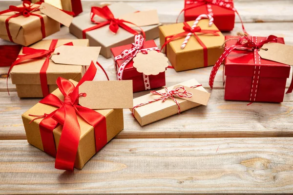 圣诞礼品盒 红色丝带和空白标签在木质背景 复制空间 — 图库照片