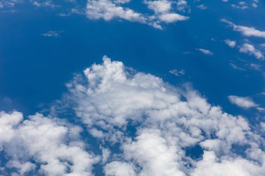 Bulutlu gökyüzü arka plan. Bir uçak pencereden dışarı görüntülemek.