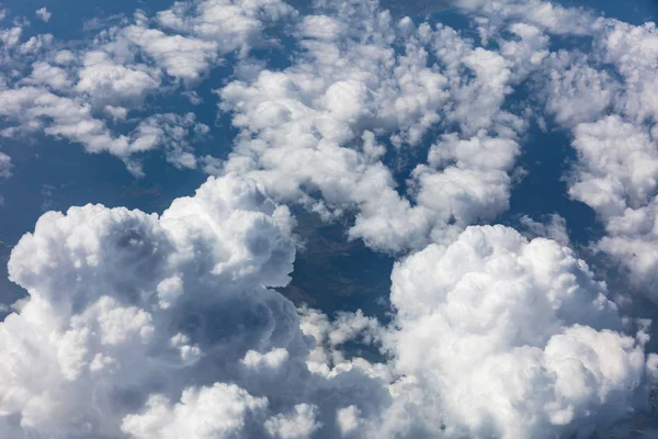 Bulutlu Gökyüzü Arka Plan Bir Uçak Pencereden Dışarı Görüntülemek — Stok fotoğraf