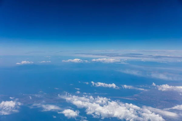 曇り空の背景 飛行機窓の外を見る — ストック写真