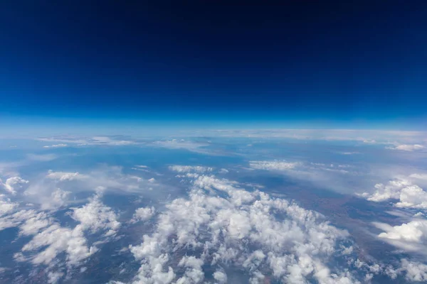 多云的天空背景 从飞机窗口查看 — 图库照片