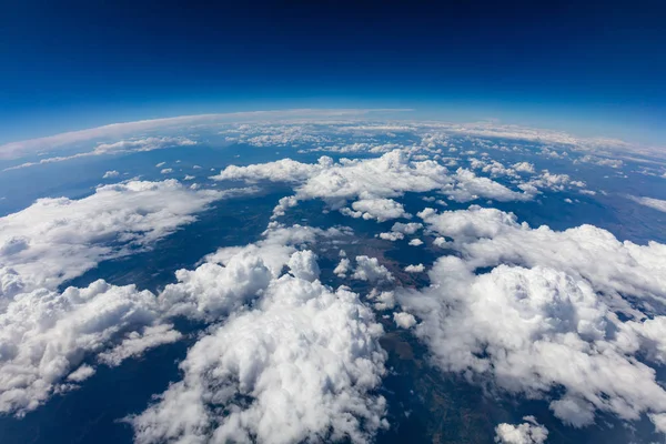 Кривизна Планеты Земля Воздушный Выстрел Голубое Небо Облака Над Землей — стоковое фото
