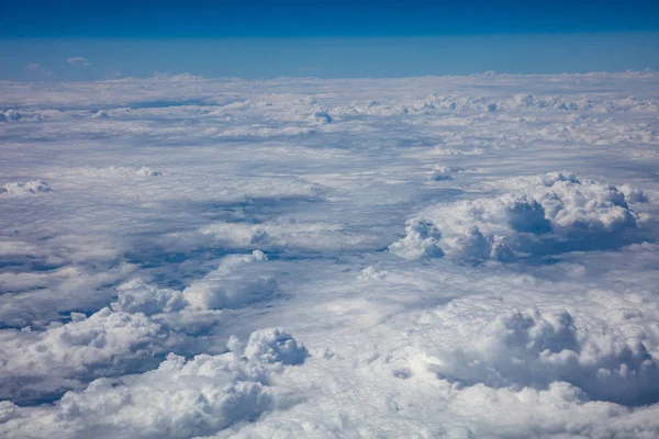 Bulutlu Gökyüzü Arka Plan Bir Uçak Pencereden Dışarı Görüntülemek — Stok fotoğraf