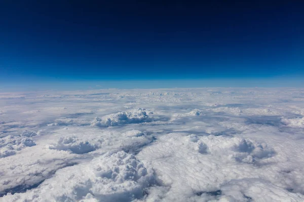 Pochmurnego Nieba Tło Zobacz Okna Samolotu — Zdjęcie stockowe